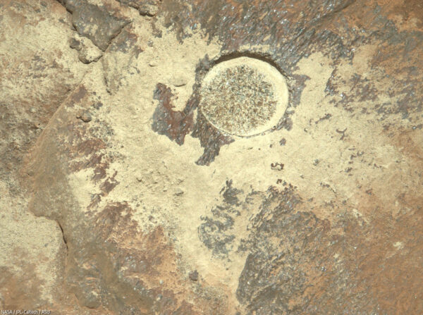 Obroušený kámen na snímku ze solu 255 (Mastcam-Z, levá, RGB filtry). Zdroj: unmannedspaceflight.com