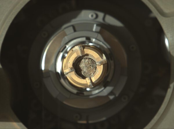 Záběr na odebraný vzorek jádrového vrtu uvnitř bitu. Zdroj: unamnnedspaceflight.com