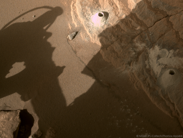 Sol 271. Vpravo je vidět místo druhého odběru nedaleko výbrusu. Zdroj: unmannedspaceflight.com