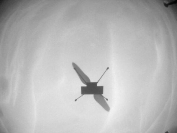Stín helikoptéry Ingenuity těsně před přistáním po 18. letu 15. 12. 2021 (sol 292). Zdroj: unmannedspaceflight.com