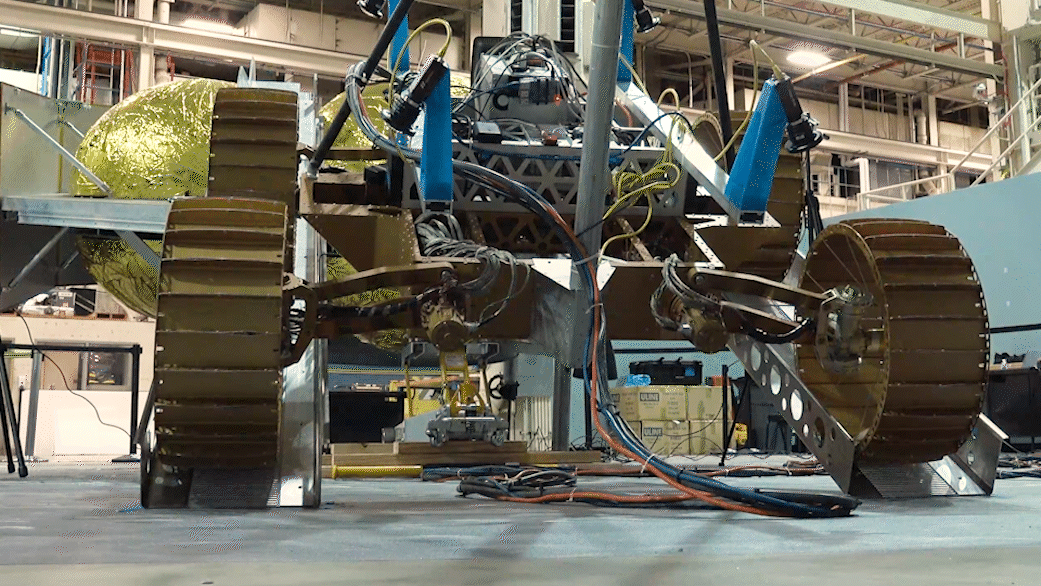 Animovaný gif ukazuje pohyb roveru VIPER při sjíždění z landeru Griffin.