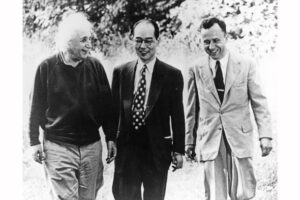 Tři velikáni světové fyziky. Vlevo Albert Einstein, uprostřed Hideki Yukawa a vpravo přední relativista John Archibald Wheeler. 