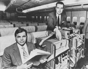 Joseph Carl Hafele a Richard E. Keating s atomovými hodinami na palubě jednoho z letů využitých při experimentu. 