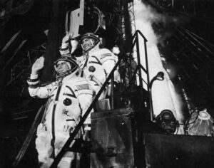 Posádka Sojuzu-14: dole Arťuchin, nad ním Popovič.
