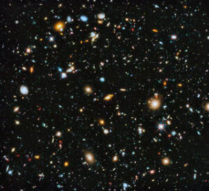 Snímek Hubblova ultrahlubokého pole, který byl poprvé představen v roce 2004 (a další pozorování proběhla v následujících letech), odhalil tisíce galaxií, které se nachází ve vzdálenosti několika set milionů let od Velkého třesku. Nancy Grace Roman Space Telescope by mohl provést podobné pozorování v mnohem větším měřítku a odhalit miliony galaxií místo tisíců. Jeho ultrahluboké pole by nabídlo detailní pohled na prostředí obklopující galaxie v různých stádiích vývoje, což by poskytlo nápovědy o jejich vývoji.