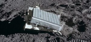 Jeden z koutových odražečů ponechaných na povrchu Měsíce.