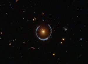 Krásný snímek téměř dokonalého Einsteinova prstence v souhvězdí Lva.