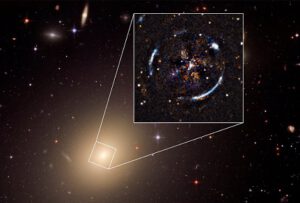 Galaxie ESO 325-G004, detailní snímek potom ukazuje Einsteinův prstenec vytvořený v důsledku čočkování vzdálenějšího objektu.