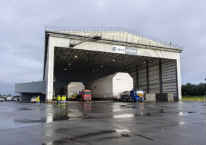 Přepravní kontejnery s prvním a druhým stupněm Ariane 6 u montážní haly.