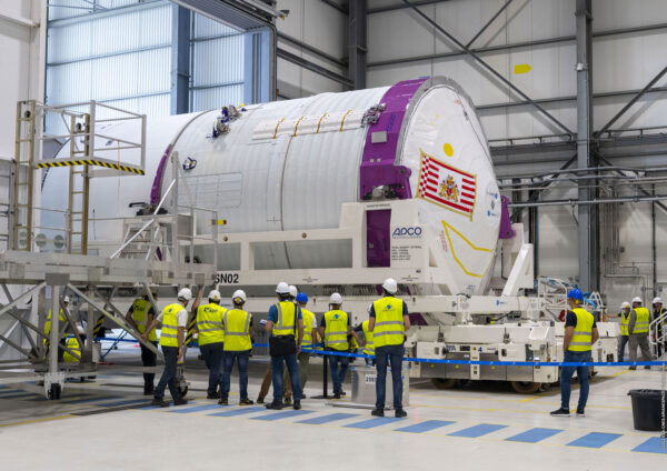 Horní stupeň Ariane 6 v montážní hale kosmodromu.