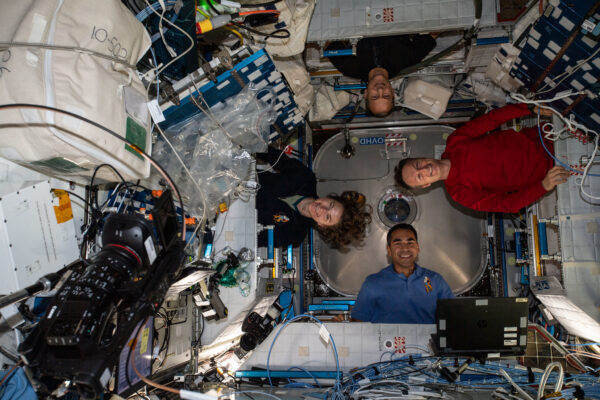 Posádka Crew 3 na ISS. Kayla Barron (vlevo), Raja Chari (nahoře), Matthias Maurer (vpravo) a Thomas Marshburn. Zdroj: flickr.com