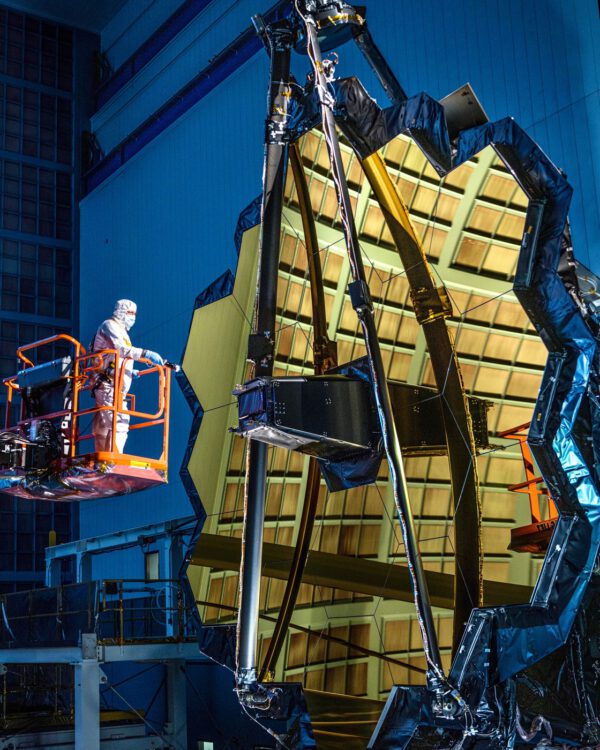 Primární zrcadlo dalekohledu Jamese Webba byla úspěšně rozloženo