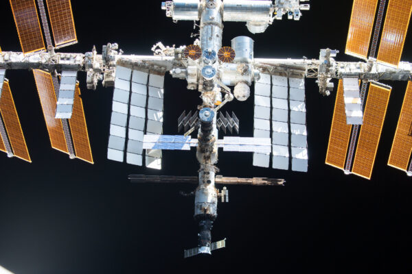 ISS z Crew Dragonu mise Crew 2 při obletu před přistáním. Zdroj: flickr.com