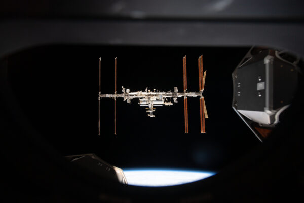Pohled na ISS z Crew Dragona přímo přes stykovací port. Zdroj: flickr.com