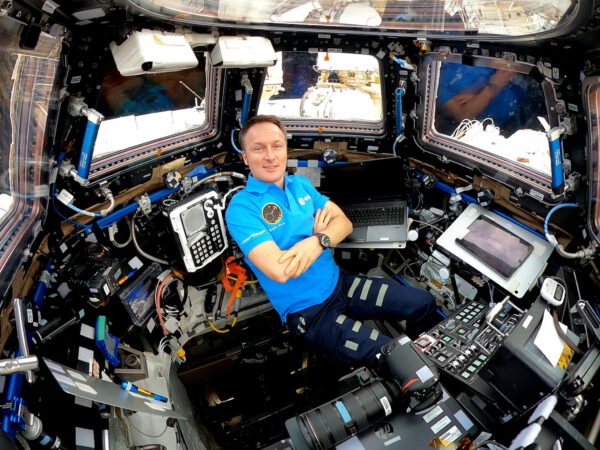 Matthias Maurer, německý astronaut ESA, v modulu Cupola na ISS. Zdroj: pbs.twimg.com