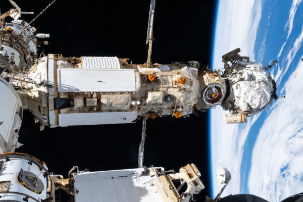 V sérii pěkných fotek z výstupu nelze vynechat tento celkový pohled na Nauku, Priča a oba kosmonauty. Zdroj: flickr.com