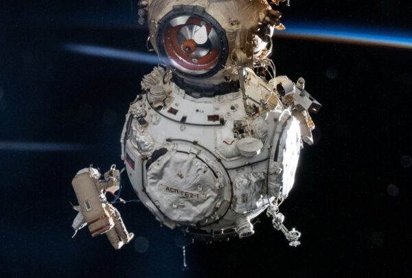 Výřez z fotografie z výstupu ruských kosmonautů z doby, kdy pracovali na modulu Pričal. Zdroj: flickr.com
