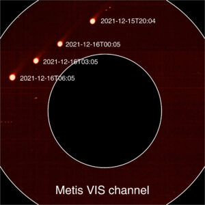 Snímky jádra komety C/2021 A1 Leonard ve viditelném světle pořídil koronograf Metis.