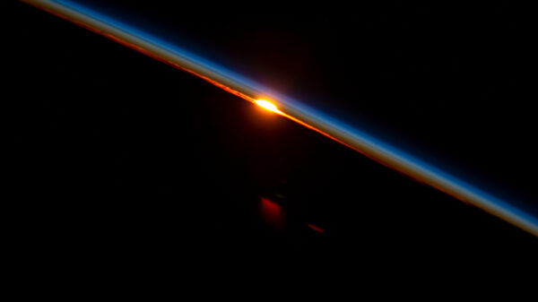 První paprsky Slunce se derou skrz tenkou vrstvu atmosféry v době, kdy stanice zrovna přelétá nad Novým Jižním Walesem v Austrálii. Zdroj: flickr.com