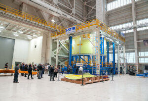 Výroba motorové sekce centrálního stupně rakety SLS pro Artemis 4 ve svařovacím nástroji Vertical Weld Tool, prosinec 2021