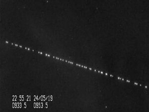 "Vláček" satelitů Starlink na noční obloze