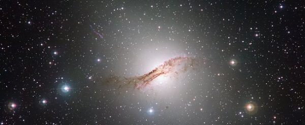Známá radiová galaxie Centaurus A (NGC 5128) ležící ve vzdálenosti 12,4 milionu světelných let od Země.