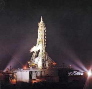 Nosná raketa se Sojuzem-23 na startovní rampě