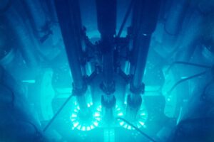 Klasický příklad Čerenkovova záření v jaderném reaktoru. Nabité částice (v tomto případě elektrony) se v prostředí (v tomto případě ve vodě) pohybují rychleji než, než je fázová rychlost světla v daném prostředí. Typická modrá barva, kterou vidíte je právě důsledkem Čerenkovovy radiace.