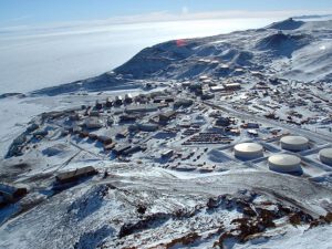 Americká polární stanice McMurdo, časté místo startu balonových experimentů.
