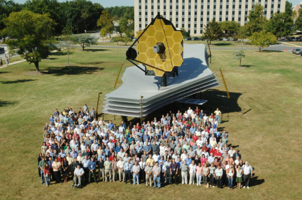 V roce 2005 byl před budovou Goddard Space Flight Center vystaven model JWST v plné velikosti. Je velmi dobře patrné, že teleskop je opravdu velký. V popředí je vědecký tým podílející se na projektu včetně „českého týmu.“