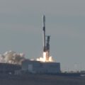 Raketa Falcon 9 při startu z Vandenbergovy letecké základny