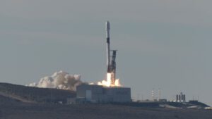 Raketa Falcon 9 při startu z Vandenbergovy letecké základny