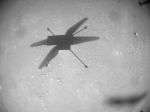 Snímek stínu Ingenuity během devatenáctého letu