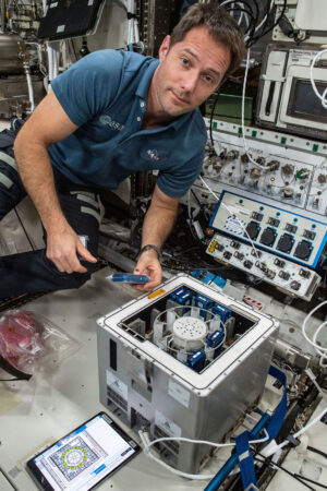 Astronaut ESA Thomas Pesquet instaluje přístroj MME-2, který testuje řadu léků, aby zjistil, zda mohou zlepšit zdravotní stav ve vesmíru a případně vést k novým terapeutickým cílům, které by bylo možné zkoumat na Zemi. (Foto: NASA)