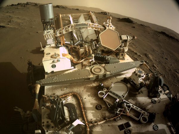 Sol 328: Pokrytí roveru prachem a pískem Zdroj NASA/JPL