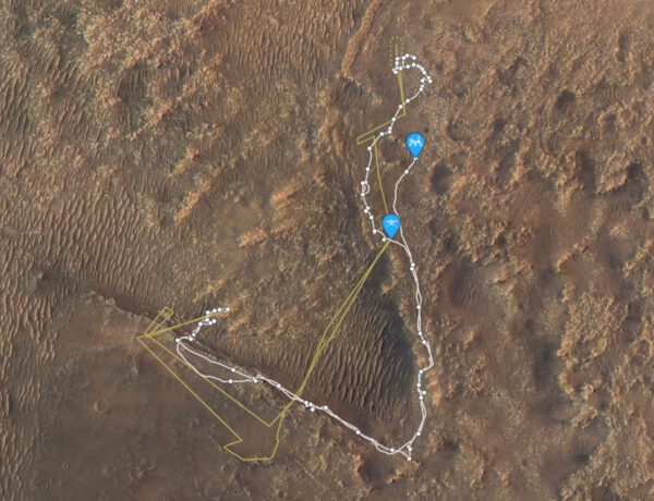 Sol 359 - mapa celkové trajektorie pohybu roveru Perseverance a vrtulníčku Ingenuity na pozadí skutečného povrchu dna kráteru Jezero Zdroj: NASA/JPL