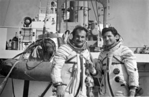 Původní záložní posádka Sojuzu-15 - Volynov a Žolobov