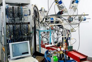 Laboratoř v Debrecínu v Maďarsku. Tamní fyzikové pátrají po páté interakci již celou řadu let.