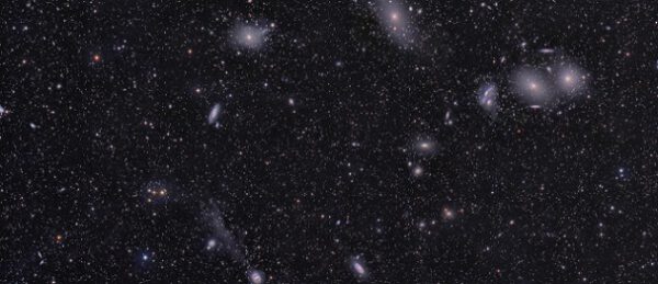 Jenže supernovy nejenže bohužel explodují poměrně symetricky, ale ani nejsou v našem okolí příliš časté. Tisíckrát dále než objekty v naší galaxii je galaxie M31 v Andromedě, což značí milionkrát slabší gravitační vlny. Frekvence explozí je přitom podobná jako v Mléčné dráze. Ještě mnohem dále je kupa galaxií v Panně (její část vidíte na obrázku), kde vybuchne několik supernov ročně. Nicméně ta je už natolik daleko, že zaznamenat tyto gravitační vlny je téměř nemožné.