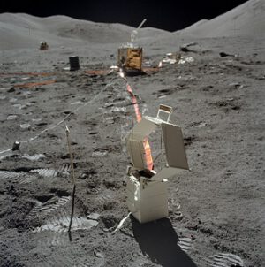 Lunar Surface Gravimeter na povrchu Měsíce.