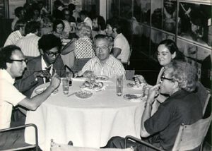 Slavnostní večeře u příležitosti 60. narozenin významného astrofyzika Freda Hoylea. Zleva Ken Kellermann, Chandra Wickramasinghe, Fred Hoyle, Virginia Trimble a Joseph Weber.