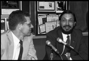 Joseph Hooton Taylor (vlevo) a Russell Alan Hulse (vpravo) na tiskové konferenci po zisku Nobelovy ceny za fyziku pro rok 1993.