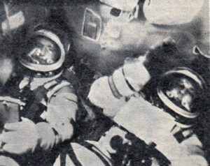 Posádka Sojuzu-24 při cestě na orbitální dráhu