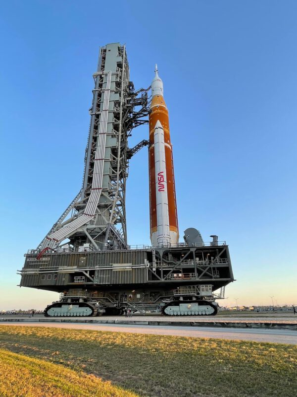 Součástí mobilní vypouštěcí plošiny pro raketu SLS je i obslužná věž s propojovacími rameny.