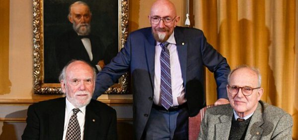Držitelé Nobelovy ceny za fyziku pro rok 2017. Zleva Barry Barish, Kip Thorne a Rainer Weiss.