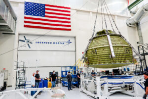 Kabina Orionu byla 17. února 2022 vyjmuta z měřicího a montážního stojanu