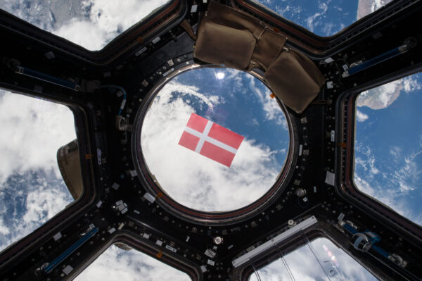 Andreas Mogensen se v roce 2015 stal prvním Dánem na oběžné dráze. Vzal si proto s sebou na ISS dánskou vlajku, kterou následně zvěčnil v ikonickém modulu Cupola.