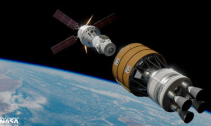 Loď Orion po manévru, který navedl sestavu k měsíci, odpojuje od horního stupně rakety SLS užitečný náklad.