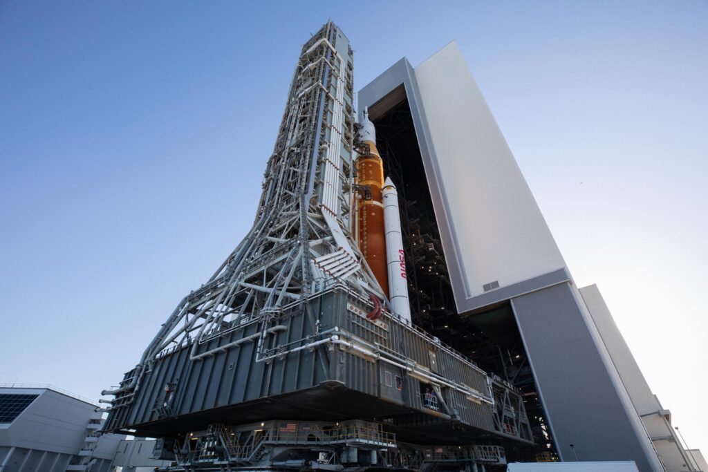 Crawler transporter vezl mobilní vypouštěcí plošinu s raketou SLS.