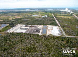 Výrobní areál SpaceX u silnice Roberts Road je na dohled od haly VAB. Kredit: Julia Bergeron/NSF